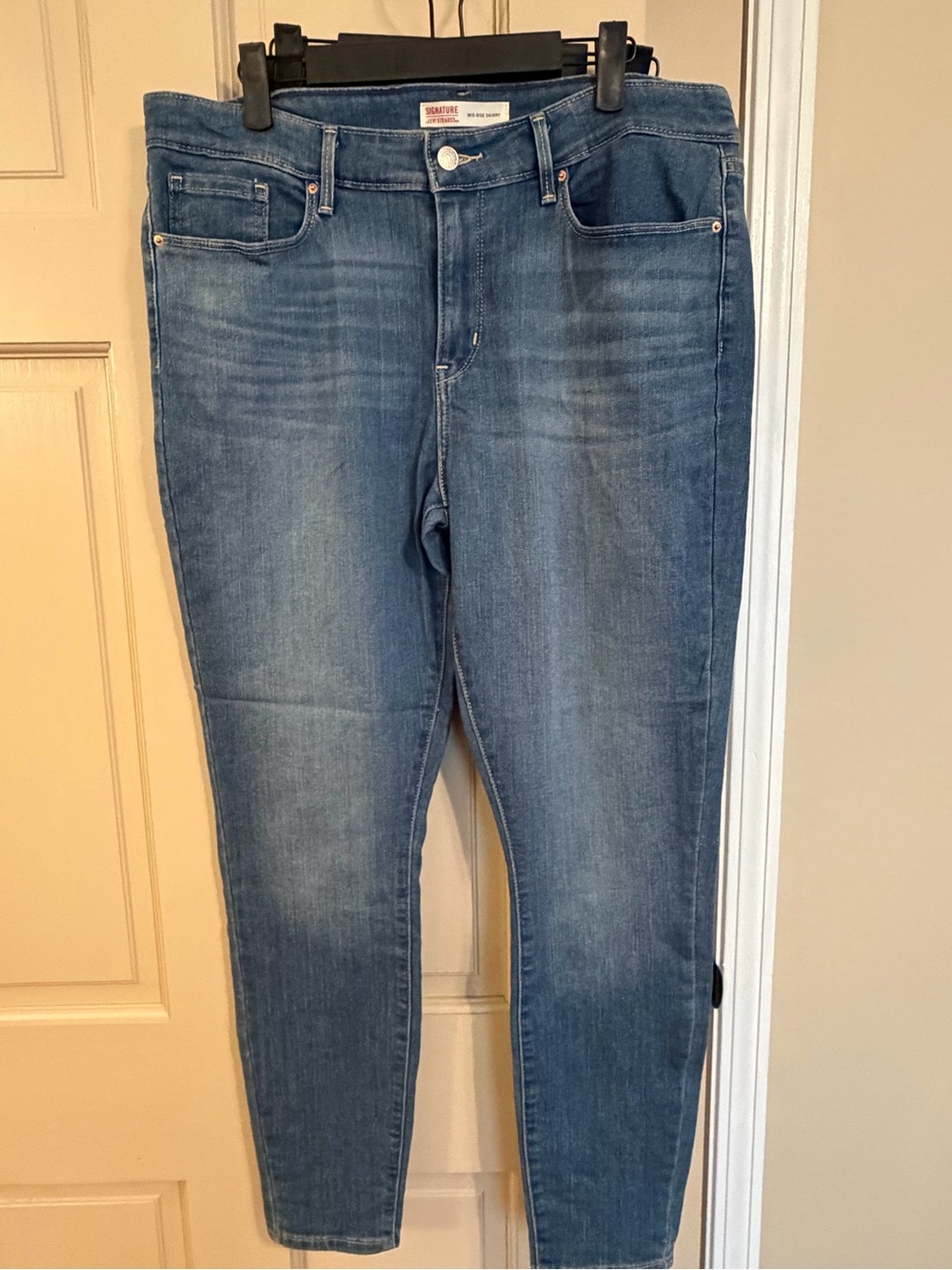 Signature by Levi Strauss Mid-Rise Skinny Jeans in Blue